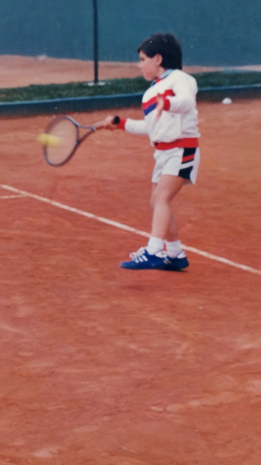 Começa a jogar tênis com 4 anos.