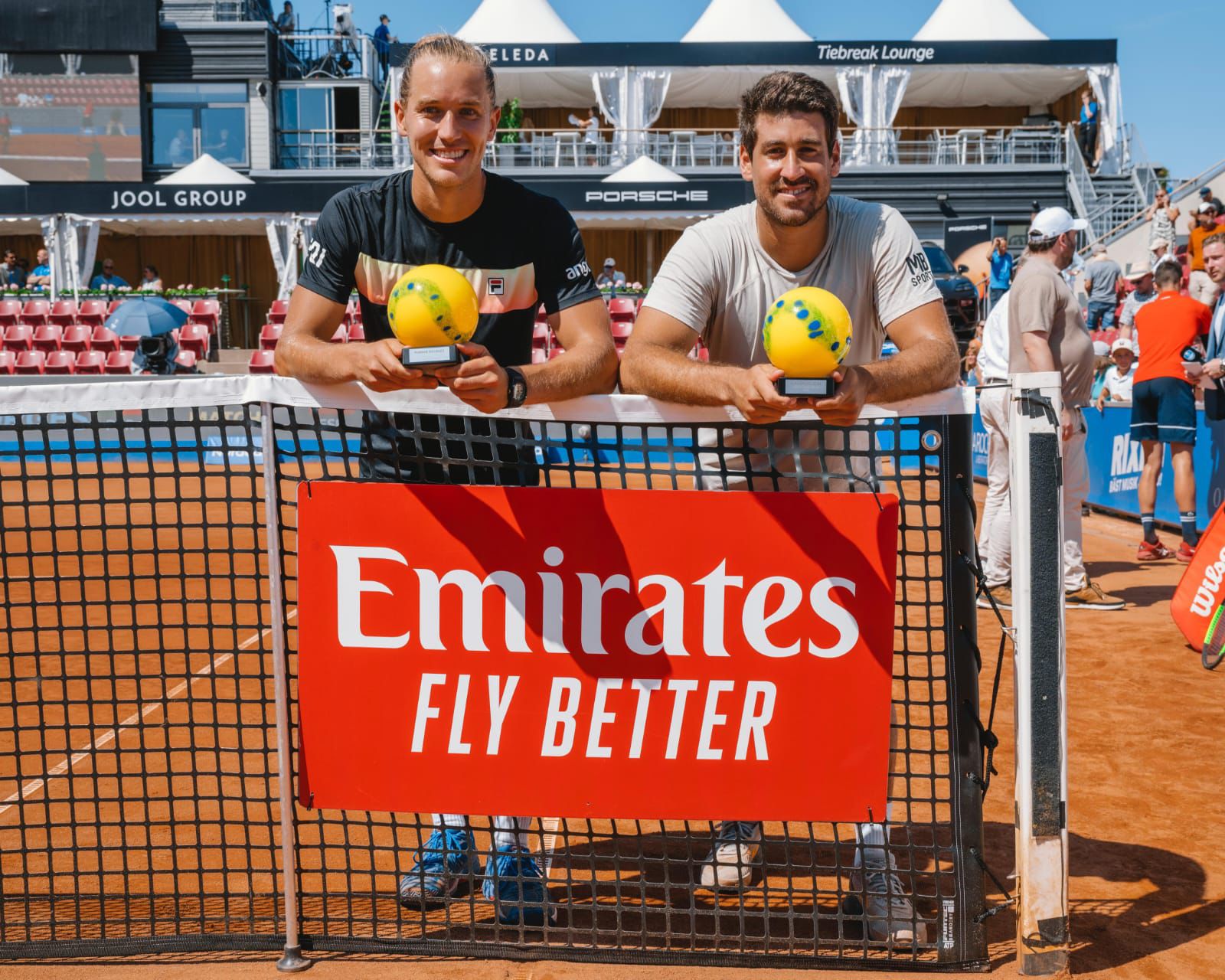 Equipe em Bastad com troféus