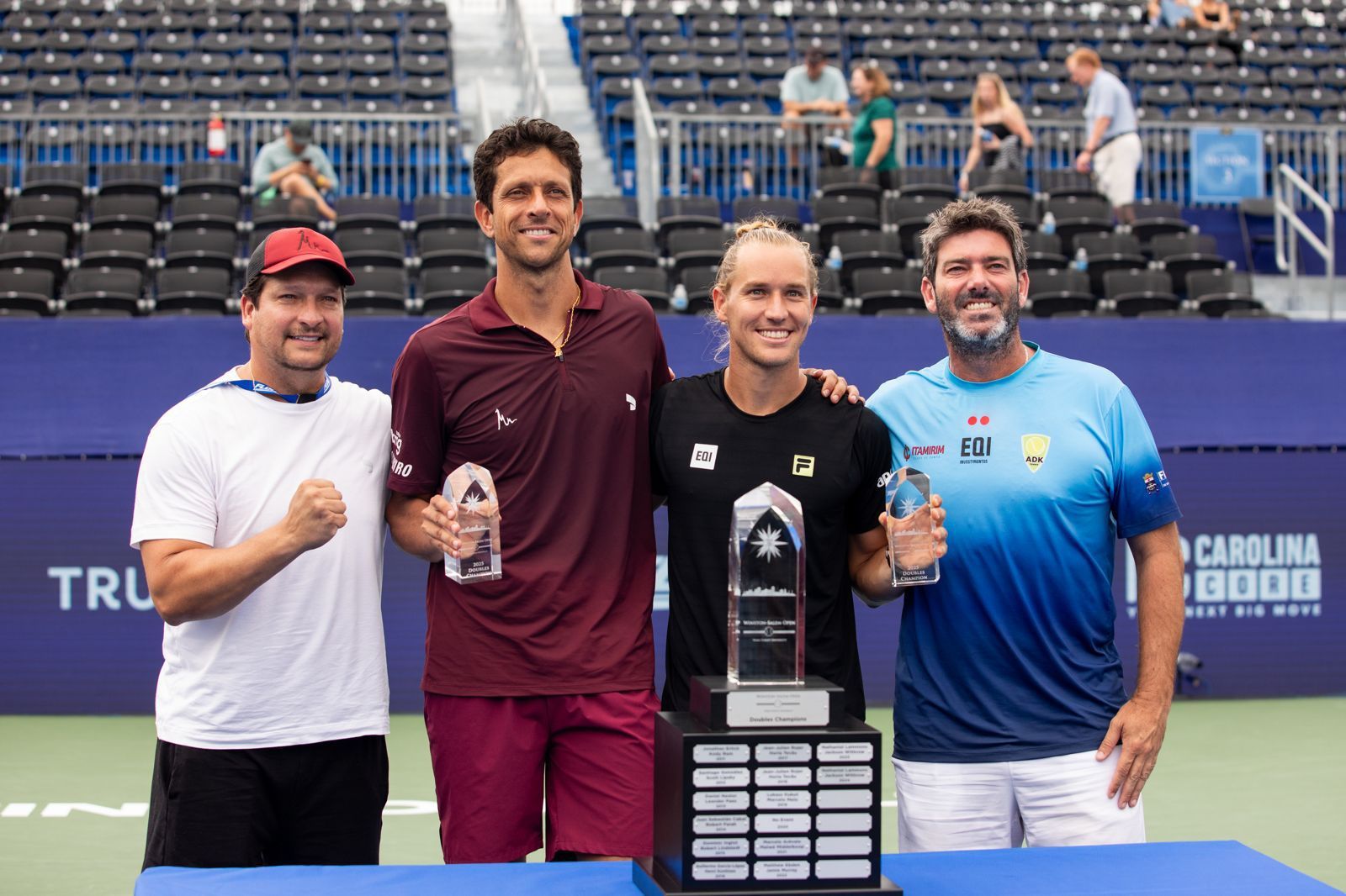 Equipe com troféus em Winston-Salem